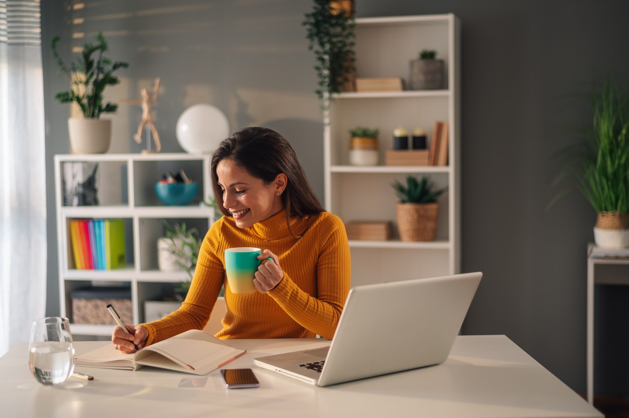 mujer disfrutando los beneficios de tomar café