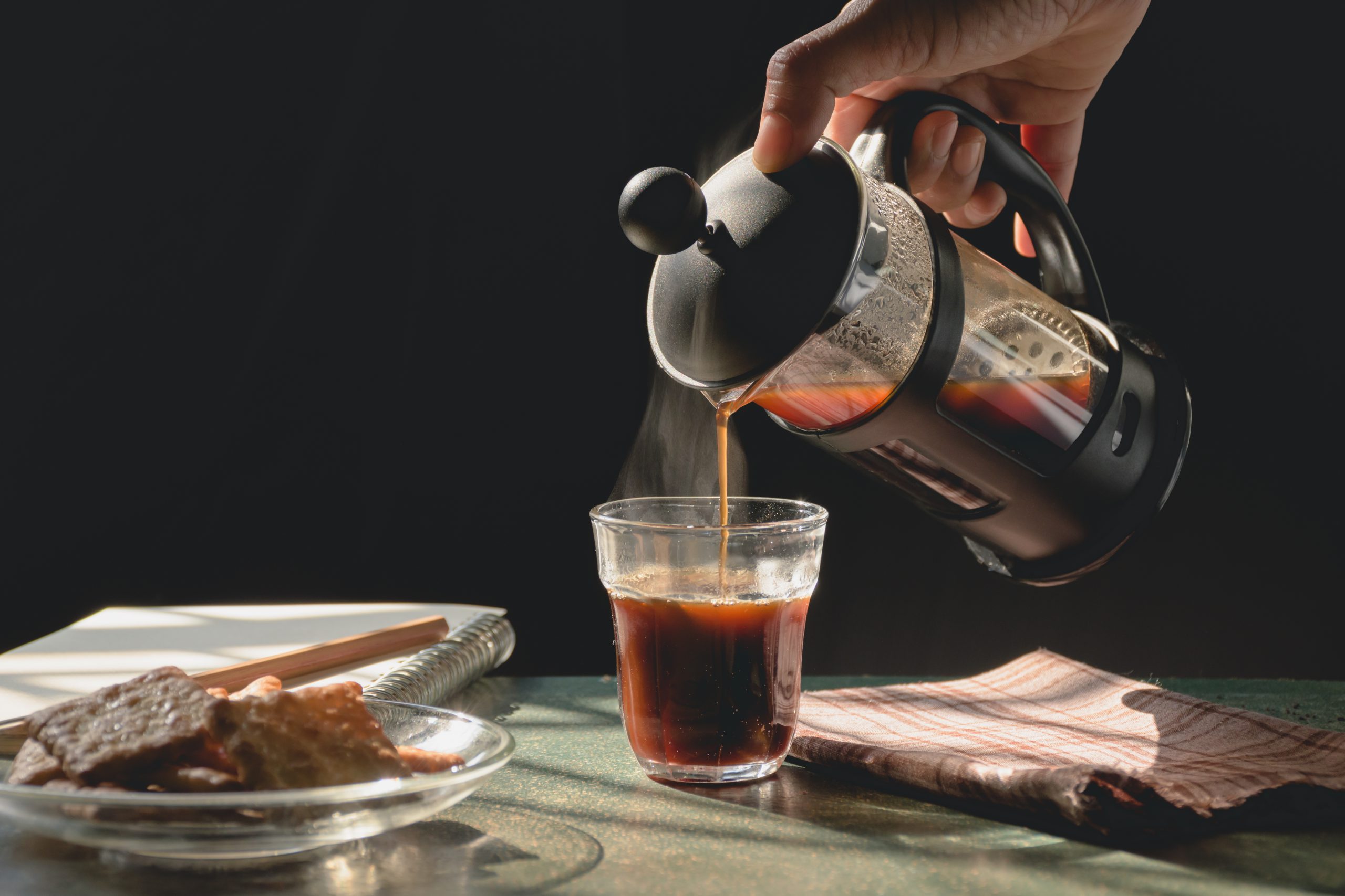Aprende sobre la cafetera francesa y cómo se usa