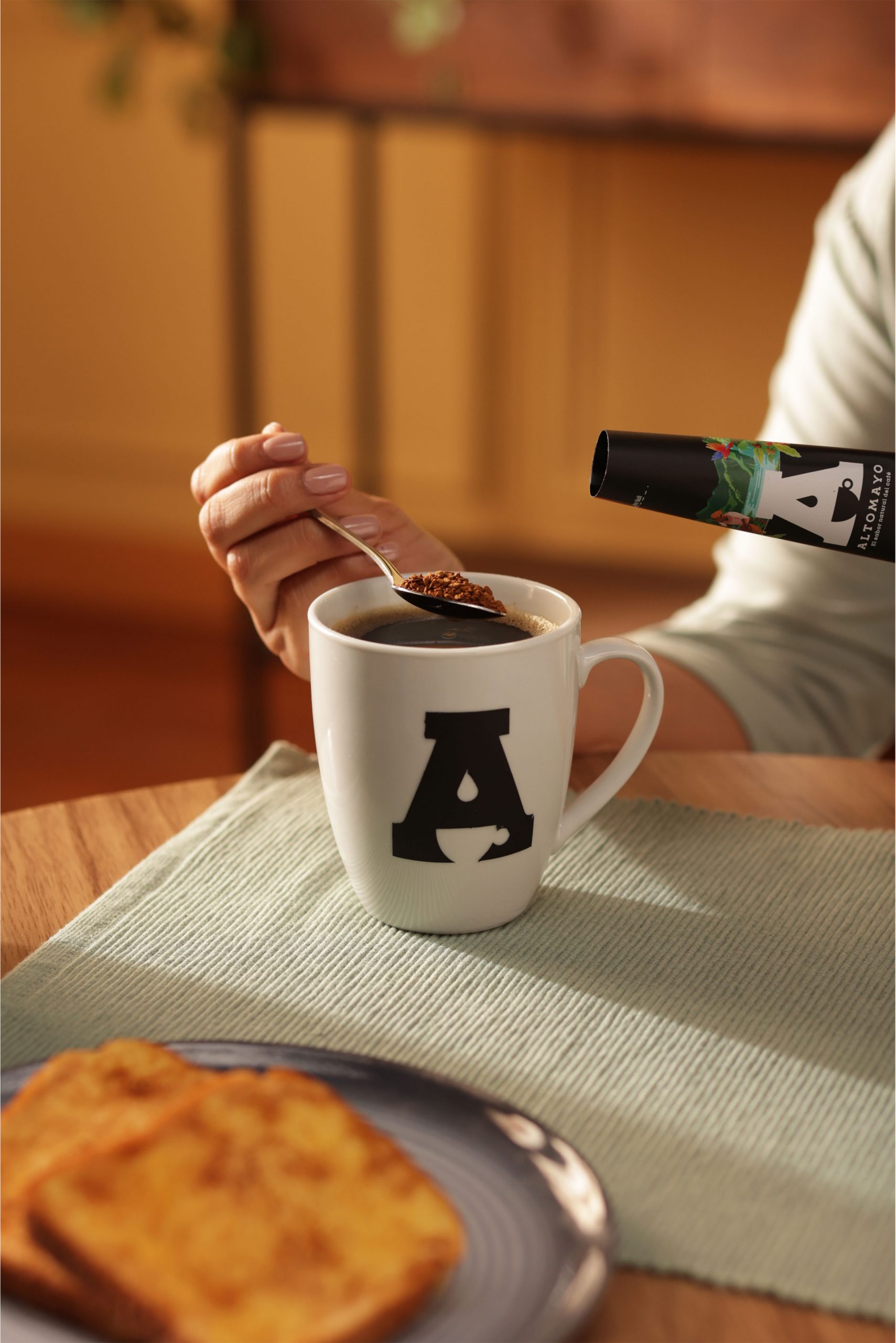 Disfruta una taza de café instantáneo Altomayo